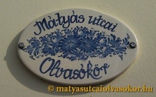 A képen olvasókörünk táblája látható.