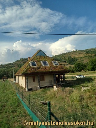 Zöld tetős ház Zetelakán.
