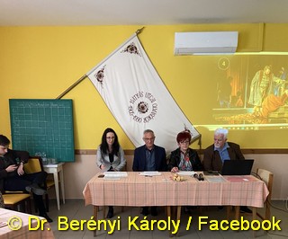 Költészet napi vetélkedő egy pillanata Dr. Berényi Károly Facebook oldaláról.