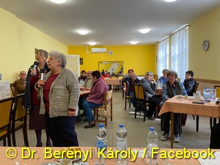 Költészet napi vetélkedő egy pillanata Dr. Berényi Károly Facebook oldaláról.