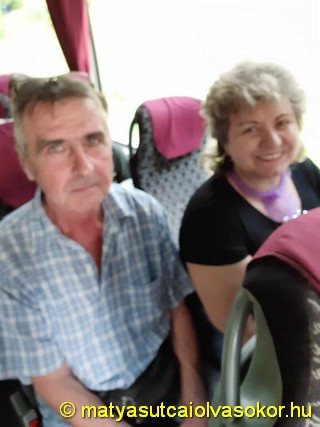 Buszon készült kép az utazókról.