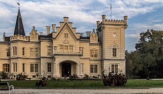 A képen a nádasladányi kastély látható.