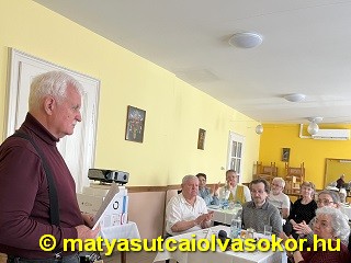 A vetélkedő levezetője.