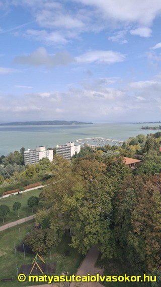 Egy kilátóból készült kép a Balaton látképével.