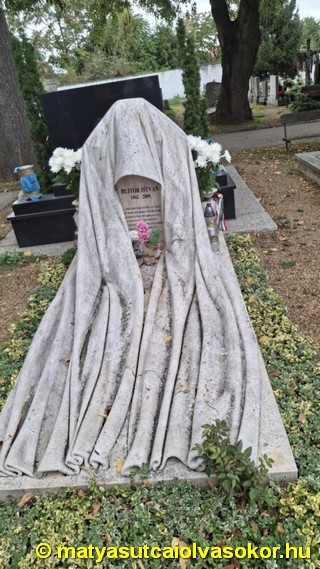 A képen Bujtor István síremléke látható.