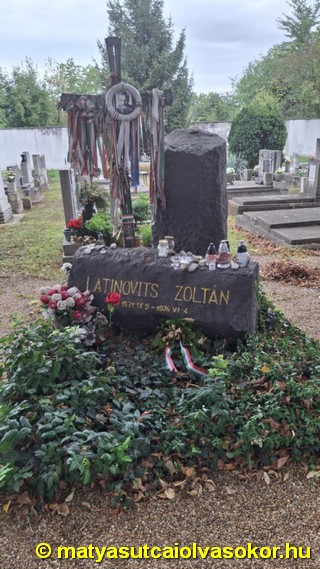 A képen Latinovits Zoltán síremléke látható.