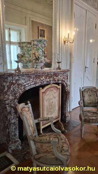 A kastély egyik kandallója.