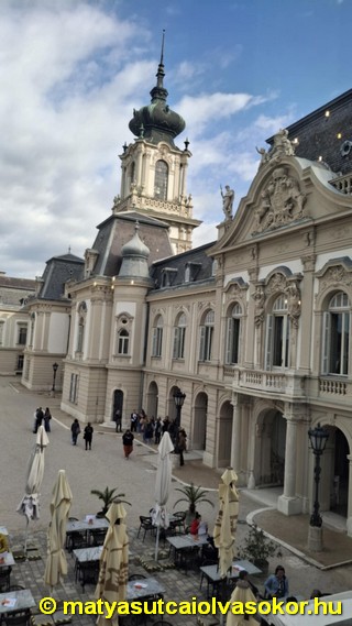 A kastély homlokzata.