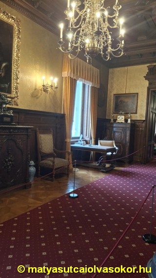 A kastély egyik szobája.