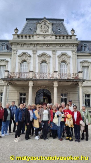 A kastély előtt a kiránduló csoport.