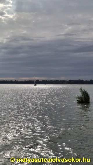 A Balaton látképe a partról.