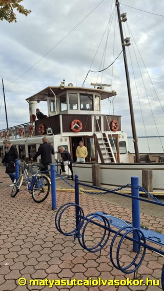 Sétahajó kikötve.