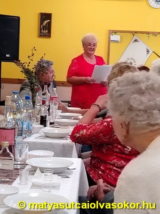 Majsainé Erika köszönti a résztvevőket.
