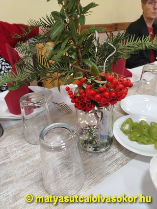 Az asztalok díszítése.