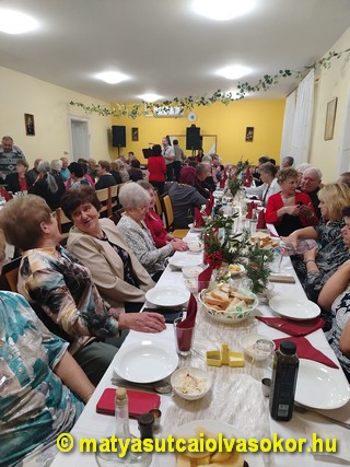 A bál résztvevői az asztalok körül.