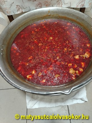 Bográcsban készült a vacsora.