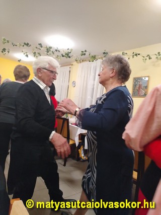 Kellemes tánczenére jó táncolni.