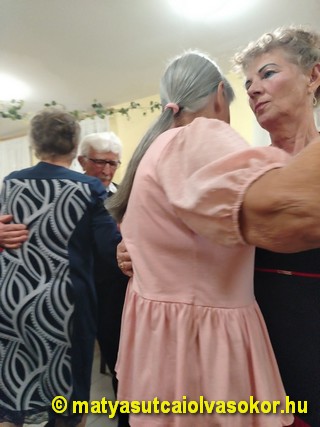 Kellemes tánczenére jó táncolni.