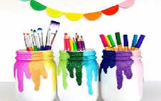 A képen festékek láthatók.