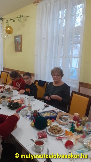 Készülnek az asztali díszek az olvasókör termében.