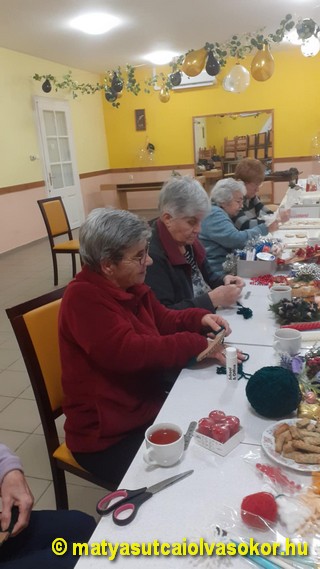 Készülnek az asztali díszek az olvasókör termében.