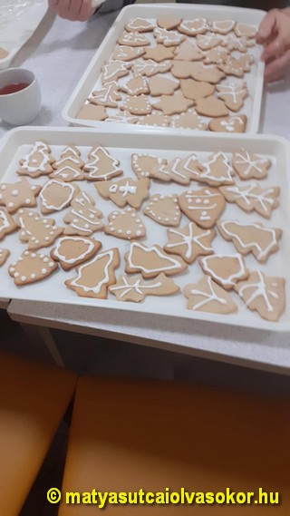 Elkészített és feldíszített mézeskalácsok.