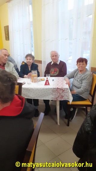 A kupa egyik résztvevő csapata az asztal körül.