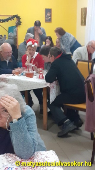 A kupa egyik résztvevő csapata az asztal körül.