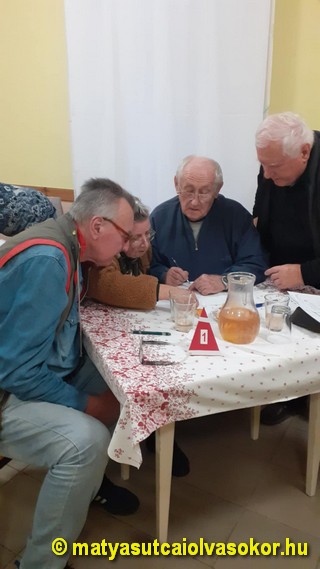 Az egyik csapat egy feladat megoldása közben.