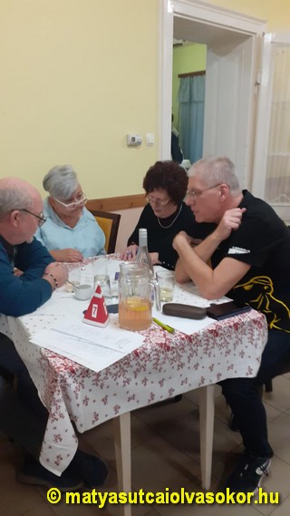 Az egyik csapat egy feladat megoldása közben.