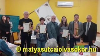 Az első három helyezett, a vetélkedő szervezője, és zsűri tagok.