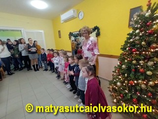 A Szeremlei Sámuel óvoda Sündisznócska csoportja adja elő műsorukat.