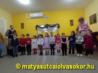 A Szeremlei Sámuel óvoda Sündisznócska csoportja adja elő műsorukat.