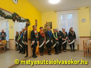 Az olvasókör tácklubja tagjai.