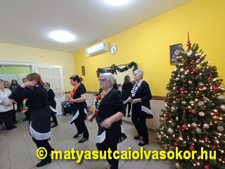 Az olvasókör táncklubja adja elő műsorukat.