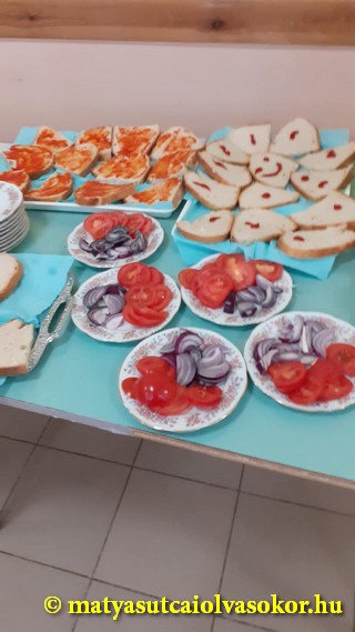 Uzsonnára zsíroskenyér.