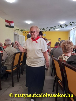Az úttörő csapat felvonul.