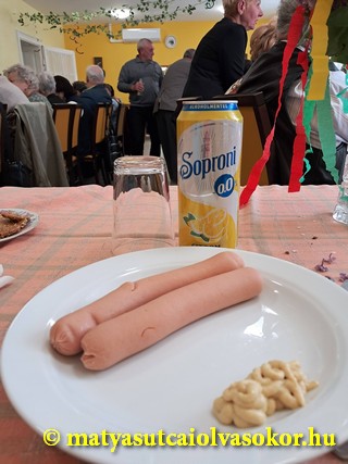Volt még virsli, mustár és sör is.