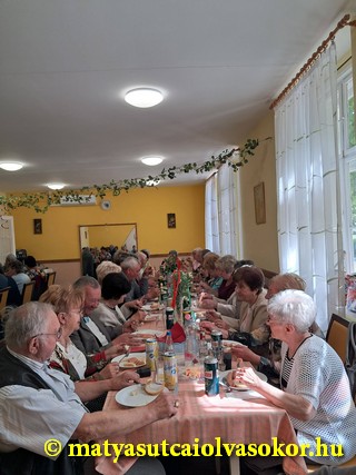 A terem teljesen megtelt.