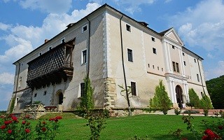 A képen az ozorai Pipo-várkastély látható.