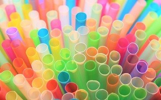 Színes műanyag csövek.