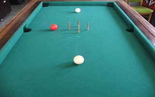 A képen egy magyar, fás billiárd asztal látható.