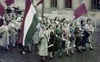 A képen egy régi május elsejei felvonulás részlete látható.