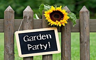 A képen egy kerítésre akasztott tábla, Garden Party felirattal látható.